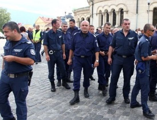 Пожарникари и полицаи в протестна готовност  