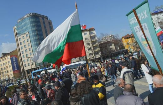 Атакисти свалиха знамето на ЕС от пилоните на НДК (СНИМКИ)