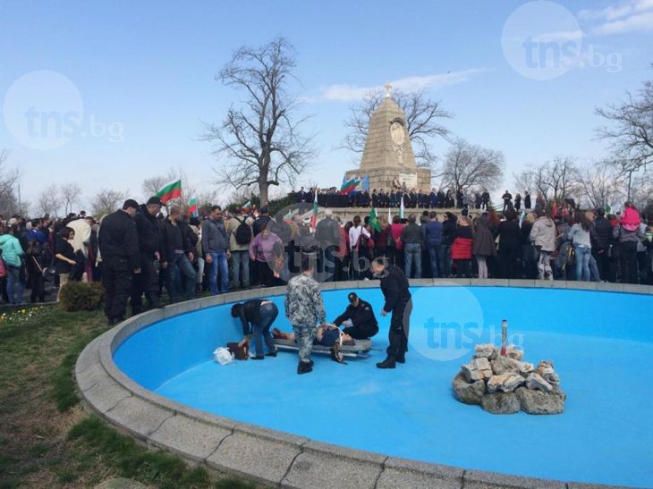 Ужасен инцидент навръх празника! Жена падна окървавена в шадравана на Бунарджика (СНИМКИ 18+)