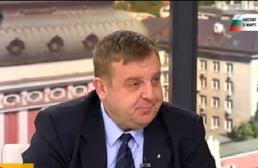 Каракачанов алармира: Има опасност бежанците на гръцко-македонската граница да тръгнат към България