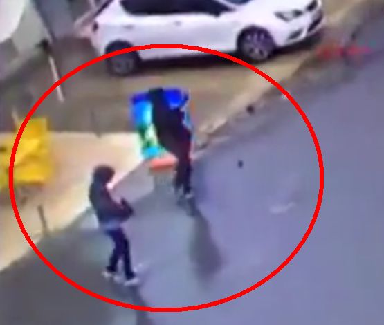 Извънредно от Истанбул! Две терористки хвърлили гранати по полицейски участък (ВИДЕО)