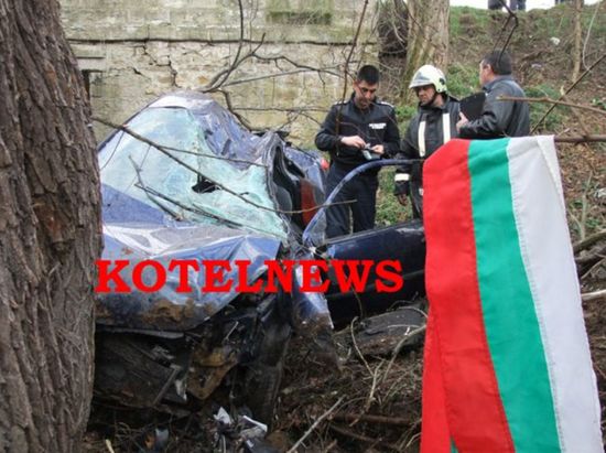 Младежите с националния флаг, които се обърнаха в дере край Градец, били студенти от НАТФИЗ   