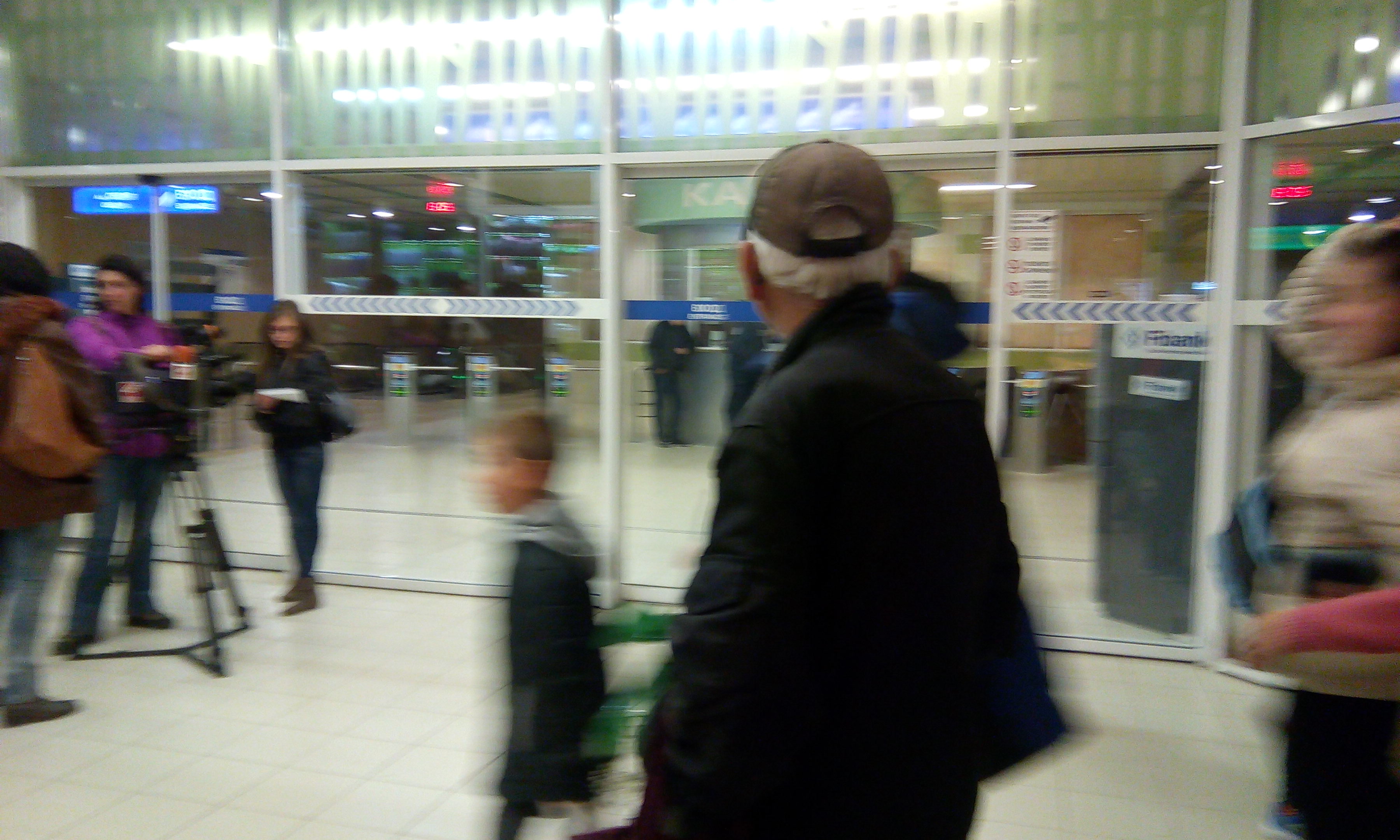 Драмата продължава: Самоубиецът от метрото е откаран в "Пирогов", влакчетата няма да се движат поне още 2 часа (СНИМКИ)