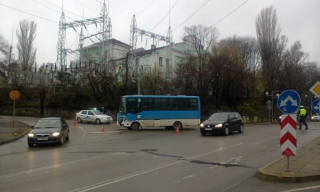 Камион и рейс се блъснаха в Шумен, има пострадали (СНИМКИ)