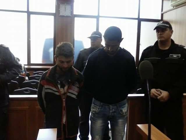 Вижте им мутрите! Двамата садисти, пребили баба Дона, остават в ареста за постоянно (СНИМКИ)