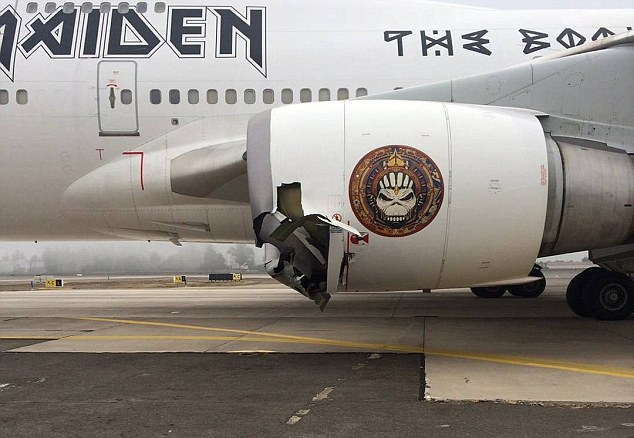 Самолетът на Iron Maiden се блъсна на летището в Сантяго (ВИДЕО)