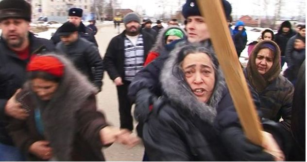 Безредици и напрежение: Циганки се биха с руски спецчасти (ВИДЕО) 