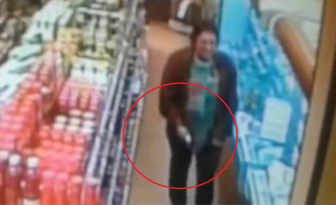 Нагъл софиянец тъпче салам в гащите си (ВИДЕО)