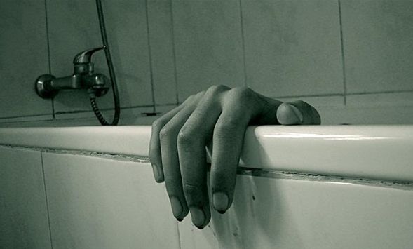 Шок! Батко "поръчал" 12-годишната си сестричка, таткото намерил трупчето във ваната 