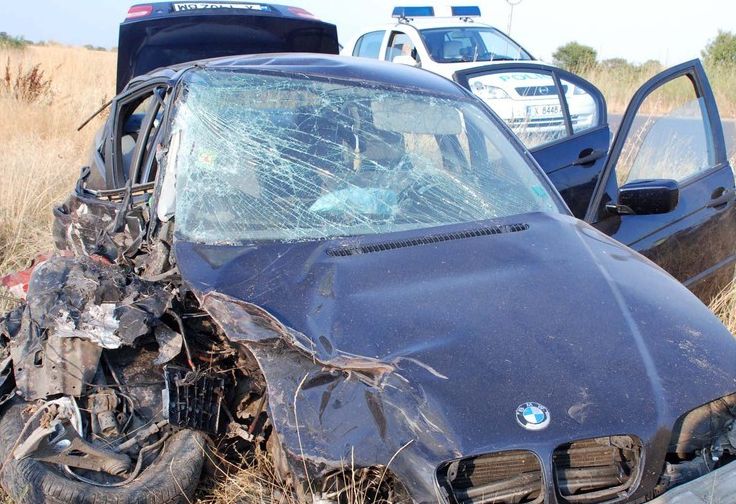 Първо в БЛИЦ: Колело на БМВ изхвърча в движение, немското возило заора в канавка 