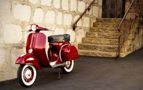 Италия празнува 70 години на култовия мотоциклет Vespa