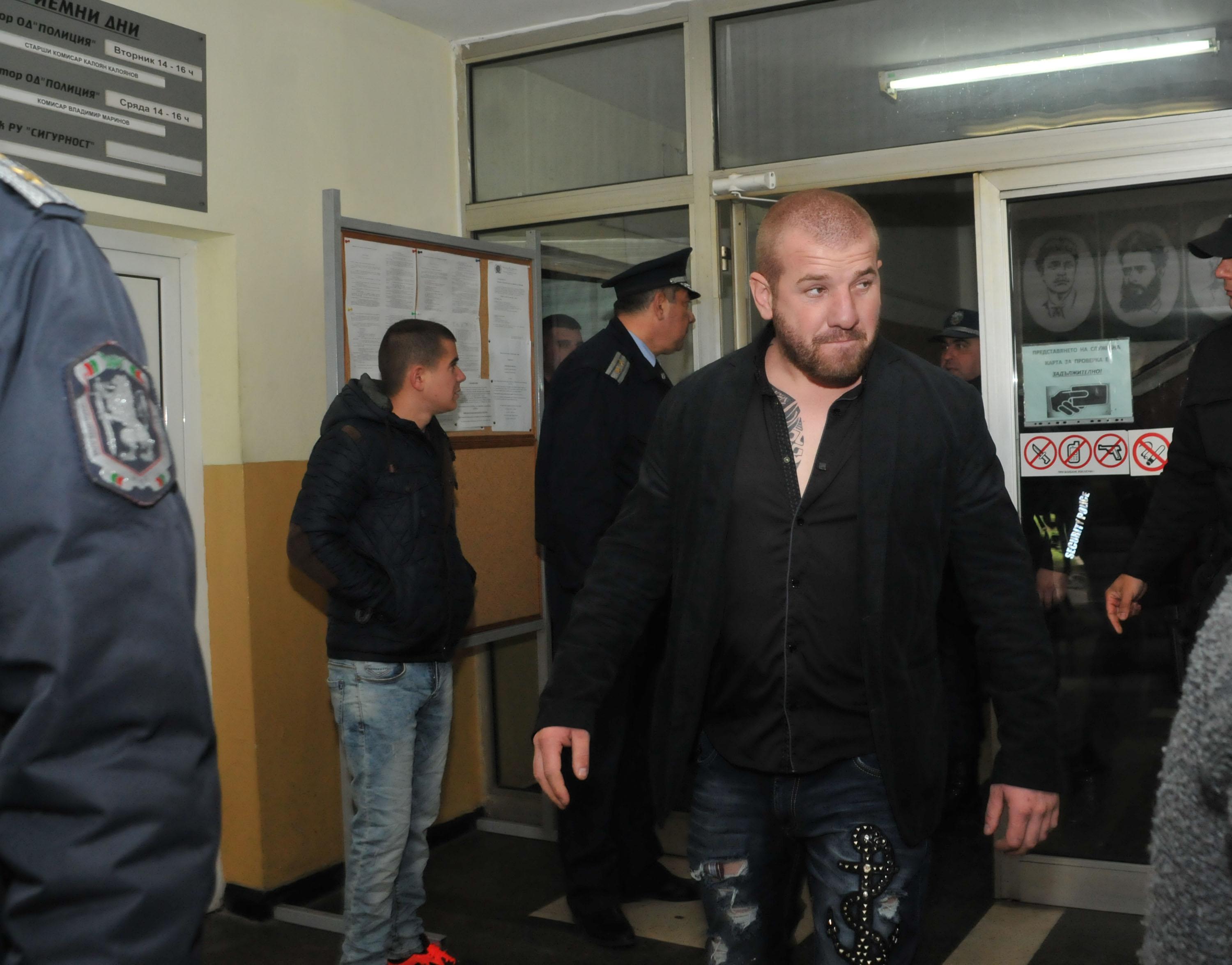 Динко Вълев на излизане от съда: Продължаваме с лова на бежанци. Който не му изнася, да се изнася! (СНИМКИ/ВИДЕО)