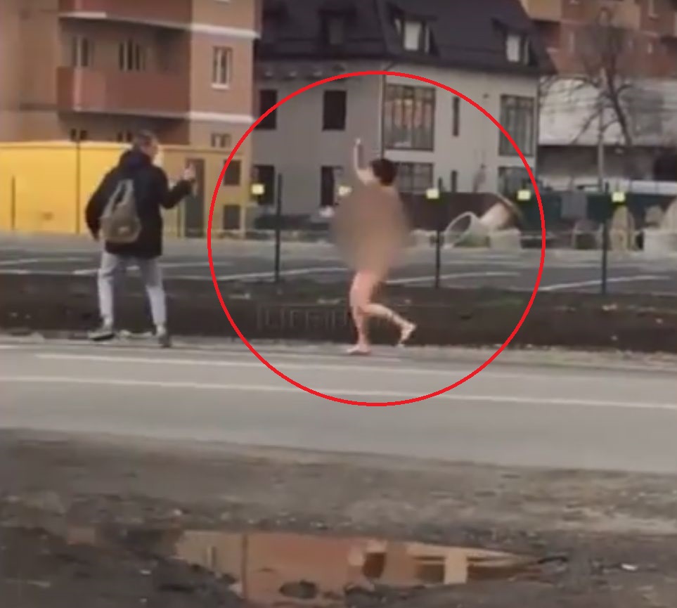 Това не се вижда всяка сутрин: Гола жена хукна да гони младеж (ВИДЕО)
