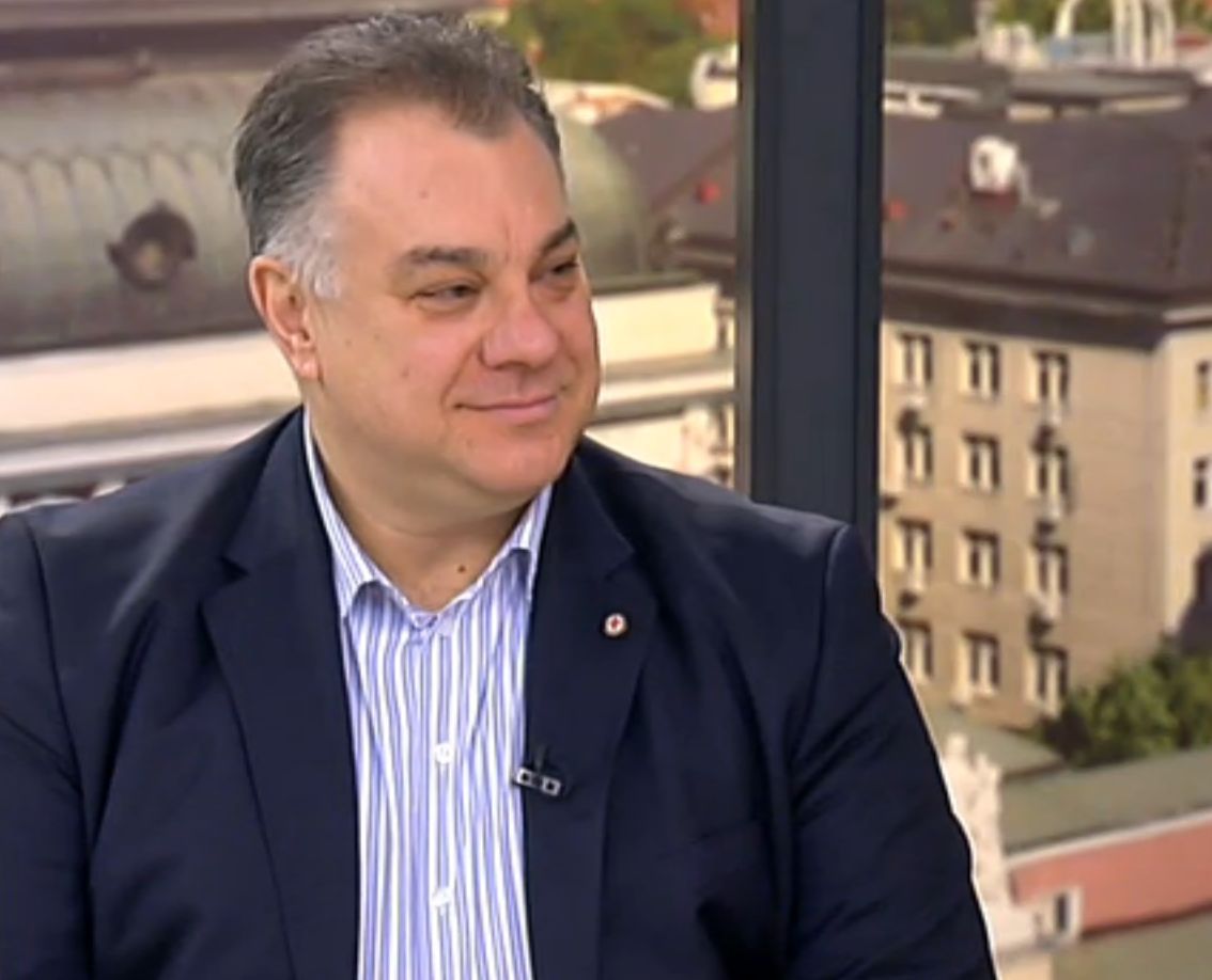 Д-р Ненков: Попържам здраво тая сутрин, иде ми да тресна телефона в земята (ВИДЕО)