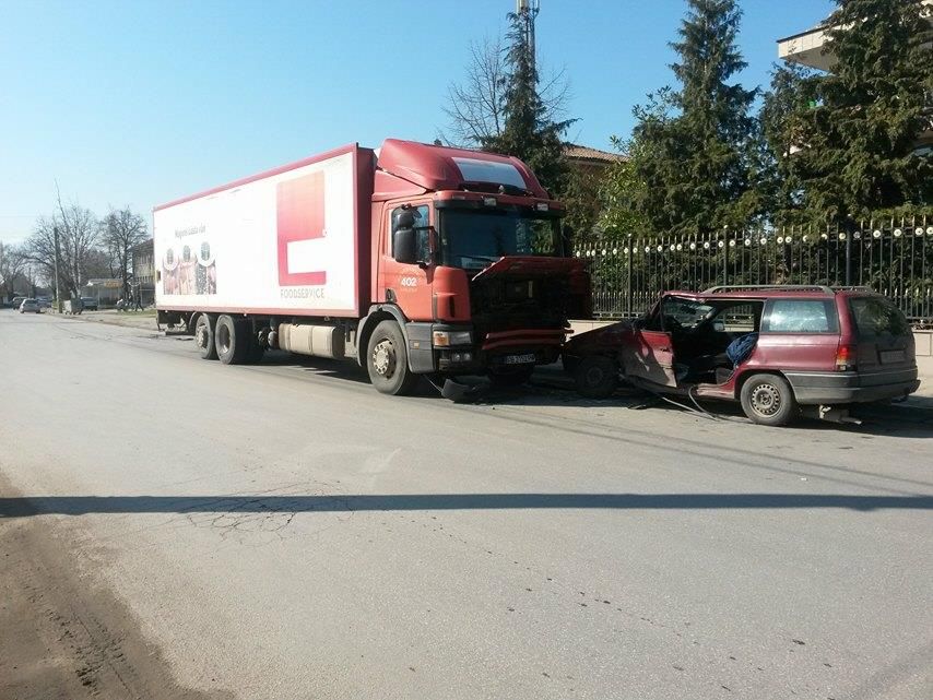 При обратен завой: Две внучета на възрастна шофьорка изхвърчаха от кола в меле на пътя (СНИМКА)
