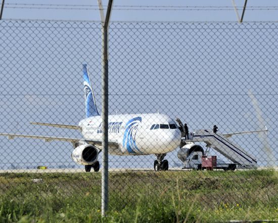 Мистерията с отвлечения египетски самолет се заплита   