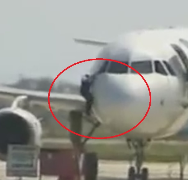 Похитен от самолета на „EgyptAir“ напусна през прозореца на пилотската кабина (СНИМКА/ВИДЕО)