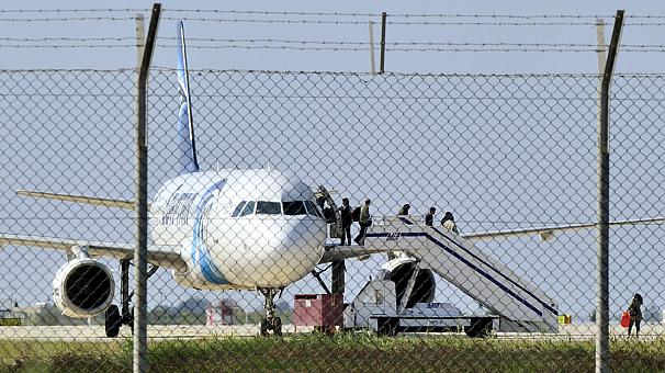 Похитен от самолета на „EgyptAir“ напусна през прозореца на пилотската кабина (СНИМКА/ВИДЕО)