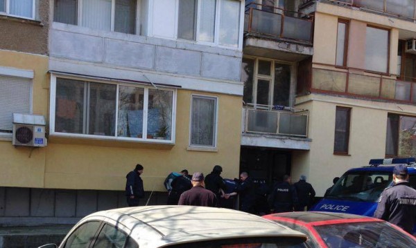 Търсят под дърво и камък Стамбето, намериха "Макаров"