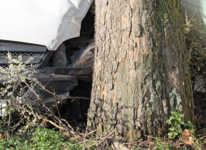 Трагедия! Млад мъж загина след удар в дърво край Ново село