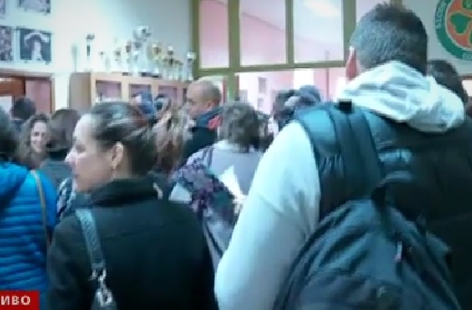 Родители на опашка цяло денонощие, за да запишат децата си в първи клас