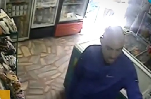 Леля на малка крадла дра, скуба и би продавачка, защото залепила "снимка на детето" на витрината  (СНИМКИ/ВИДЕО)
