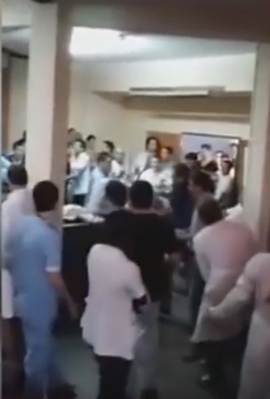 Доктори първо се сбиха, после сами си оказаха първа помощ (ВИДЕО)