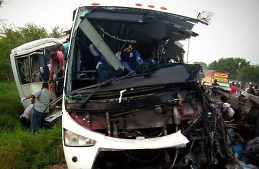 Два автобуса паднаха от мост в Мексико, най-малко 50 са ранени