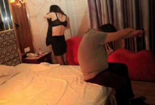 Съпрузи заснеха порно с 19 момичета, после ги принудиха да проституират (18+)