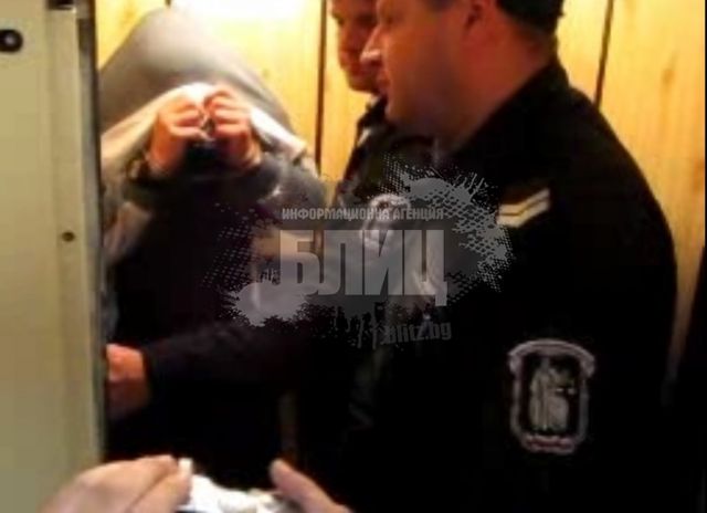 Има ли връзка човекът, който крие лицето си на снимката, с бомбените заплахи във Варна