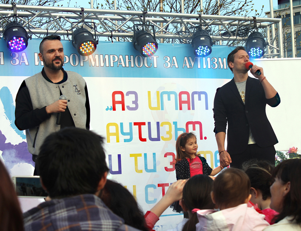 REFAN с плакет от "невидимите деца" на България