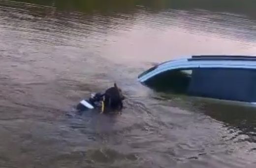Екшън! Джип цопна в язовир "Агов дол", водолази го вадят, рибари се бъзикат (ВИДЕО)