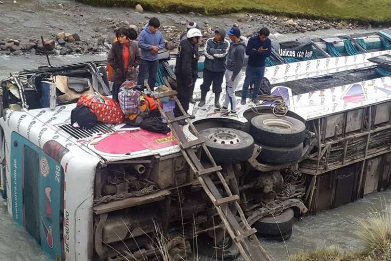 Автобус падна в дере-15 загинаха, 30 са ранени 