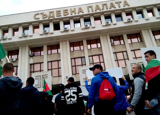 Съмишленици на Перата искат да сринат съда в Бургас 