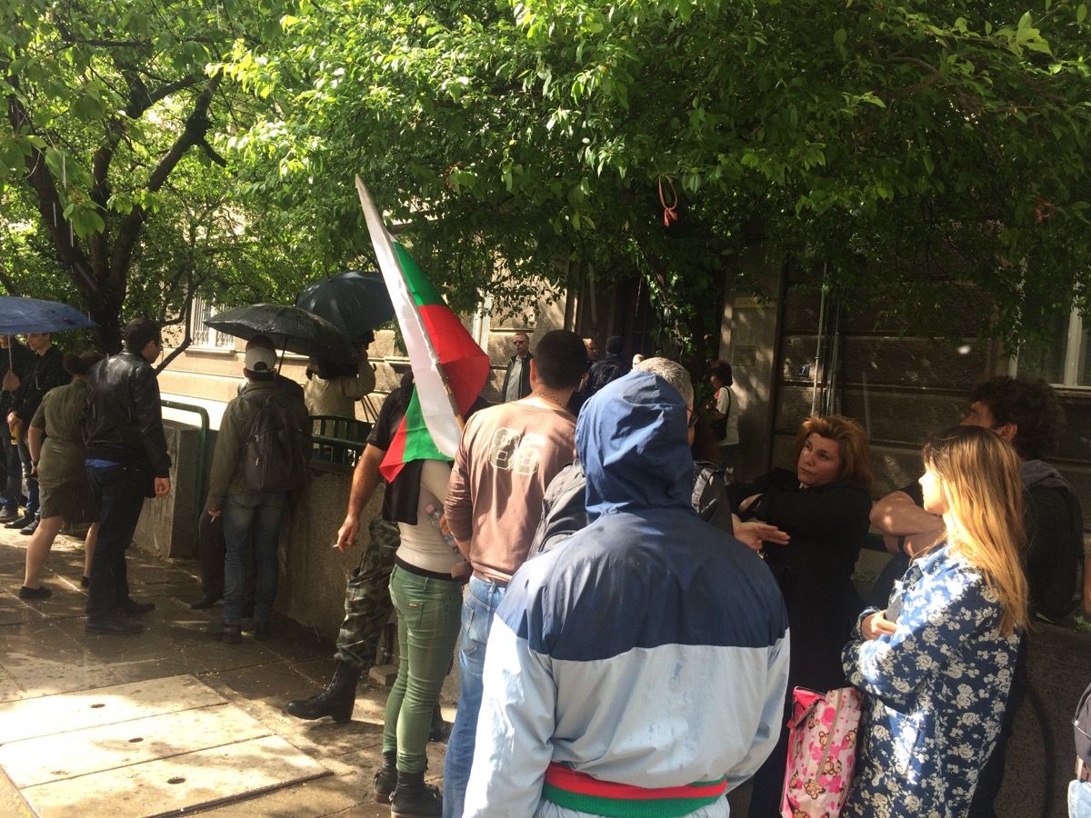 Първо в БЛИЦ! Развяха трикольора на протеста в защита на Перата в София! (ВИДЕО)