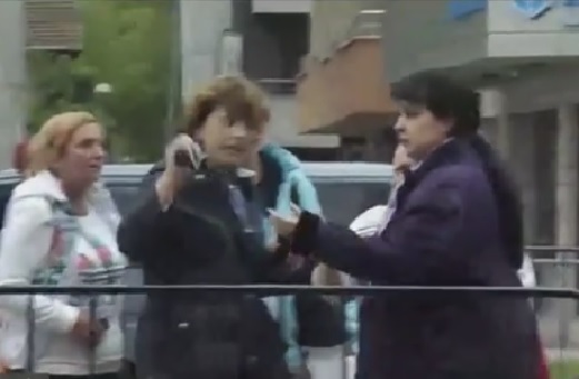 Скандално ВИДЕО: Агресивни пътници нападнаха контрольори
