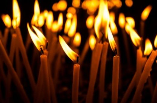 Дъмпинг за Великден! Цакат църквата със свещи на половин цена