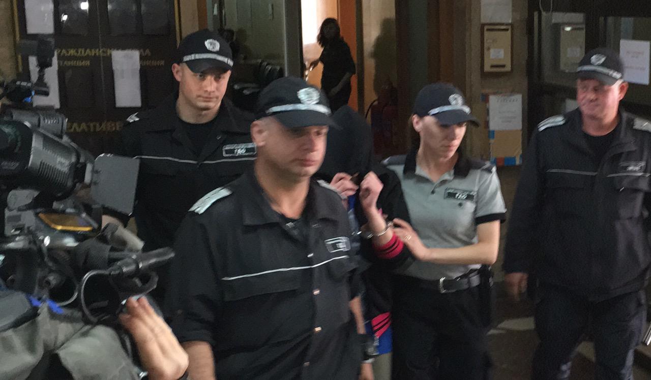 Първо в БЛИЦ: Напрежение пред съда във Варна, роднините на Александра се бунтуват! (СНИМКА)