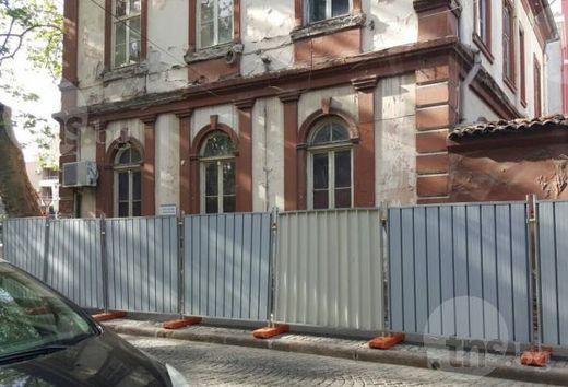 Обезопасиха сградата в центъра на Пловдив, заради която пострада 8-месечно бебе (СНИМКИ)