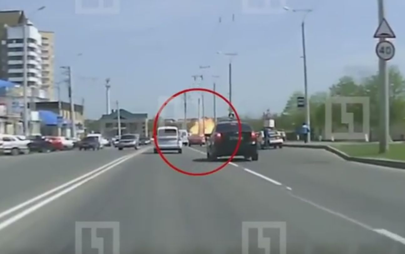 Бомба на пътя! Маршрутка се взриви в движение (ВИДЕО)