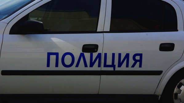 Полицай с патрулка помете паркиран автомобил 