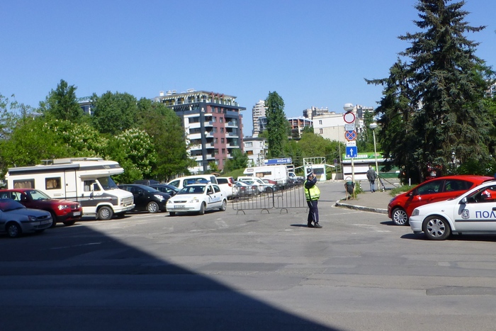 Първо в БЛИЦ: Пълна лудница пред КАТ!