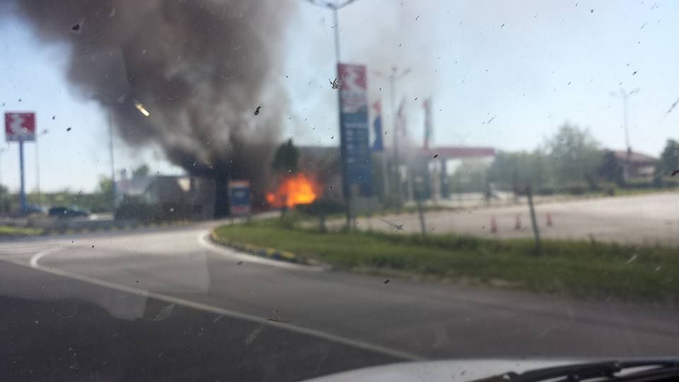 Ексклузивни СНИМКИ в БЛИЦ: Камион се вряза в бензиностанция на "Тракия", избухна в пламъци!