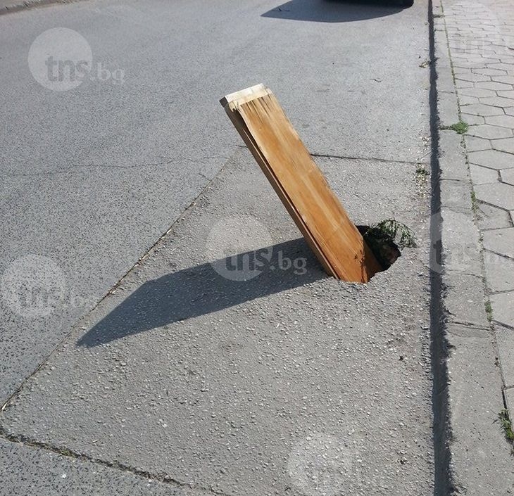 Невиждано: Дупка на пътя погълна цяла каса на врата 