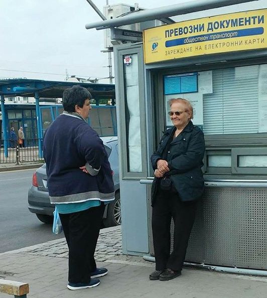 Сигнал до БЛИЦ! Столичанка върти амбулантна търговия с билети до затворена будка на градския транспорт