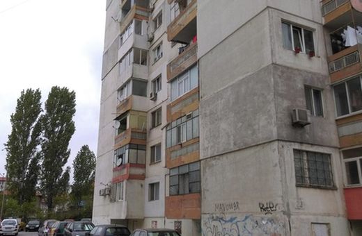Трагедия! Млад мъж полетя от блок във Варна и почина на място