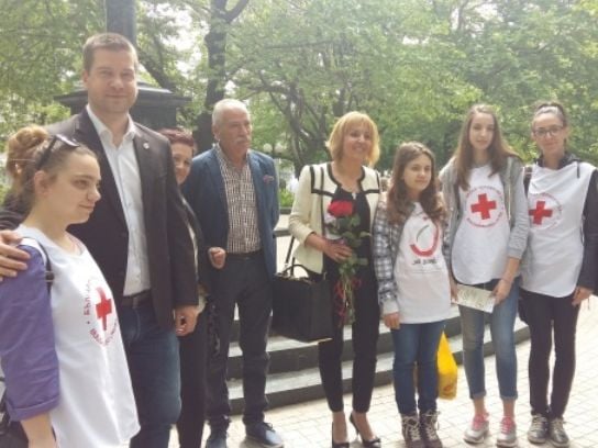 Мая Манолова събра близо 380 000 лева в кампанията"Дари празник на баба и дядо“