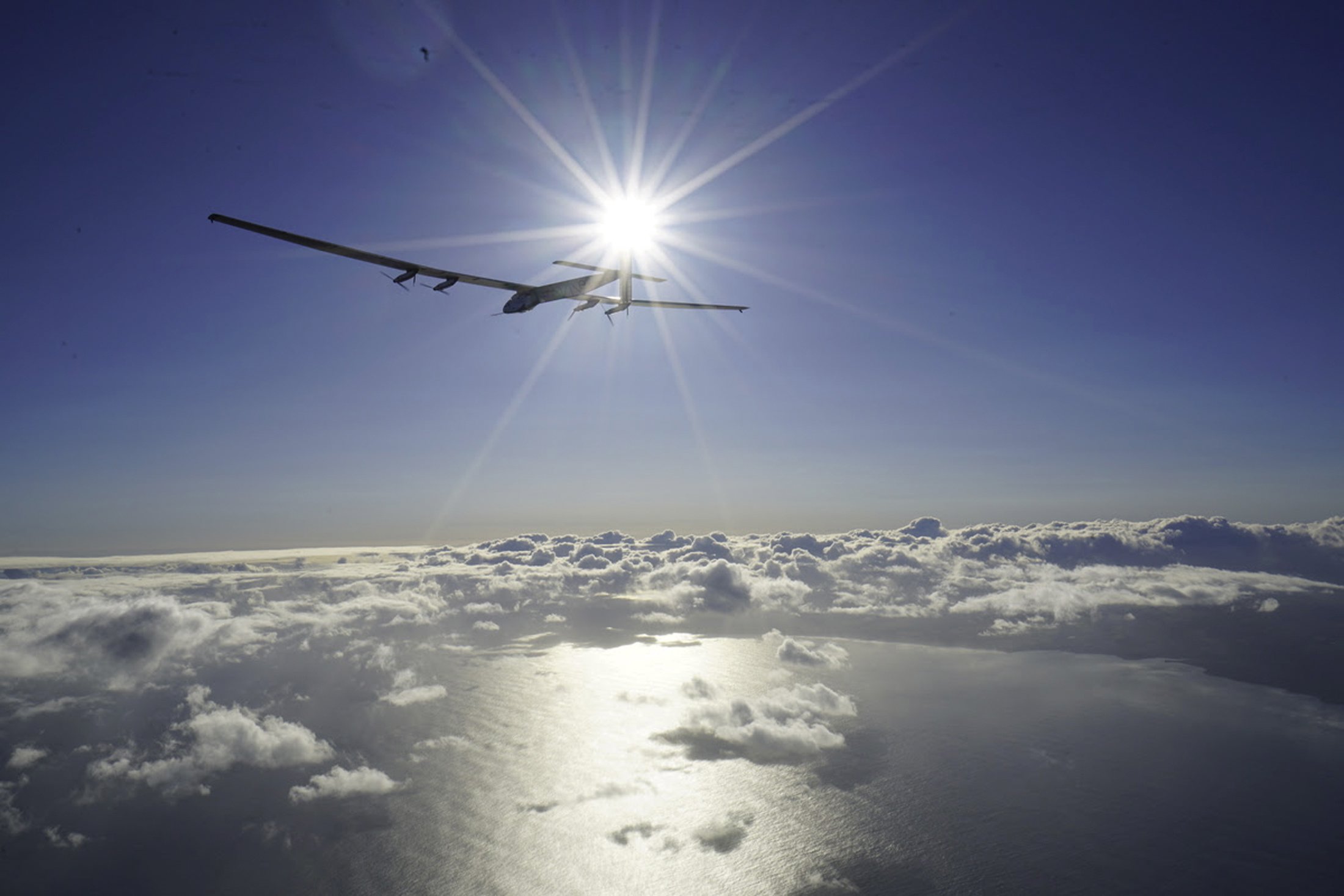 Соларният самолет Solar Impulse 2 измина 4000 км за три дни (СНИМКИ)