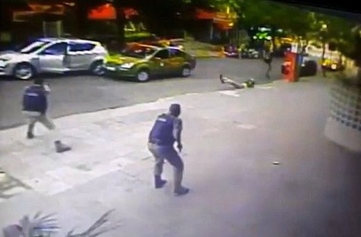 Шокиращо ВИДЕО! Бразилски ченгета разстреляха безмилостно заподозрян в опит да се предаде (18+)