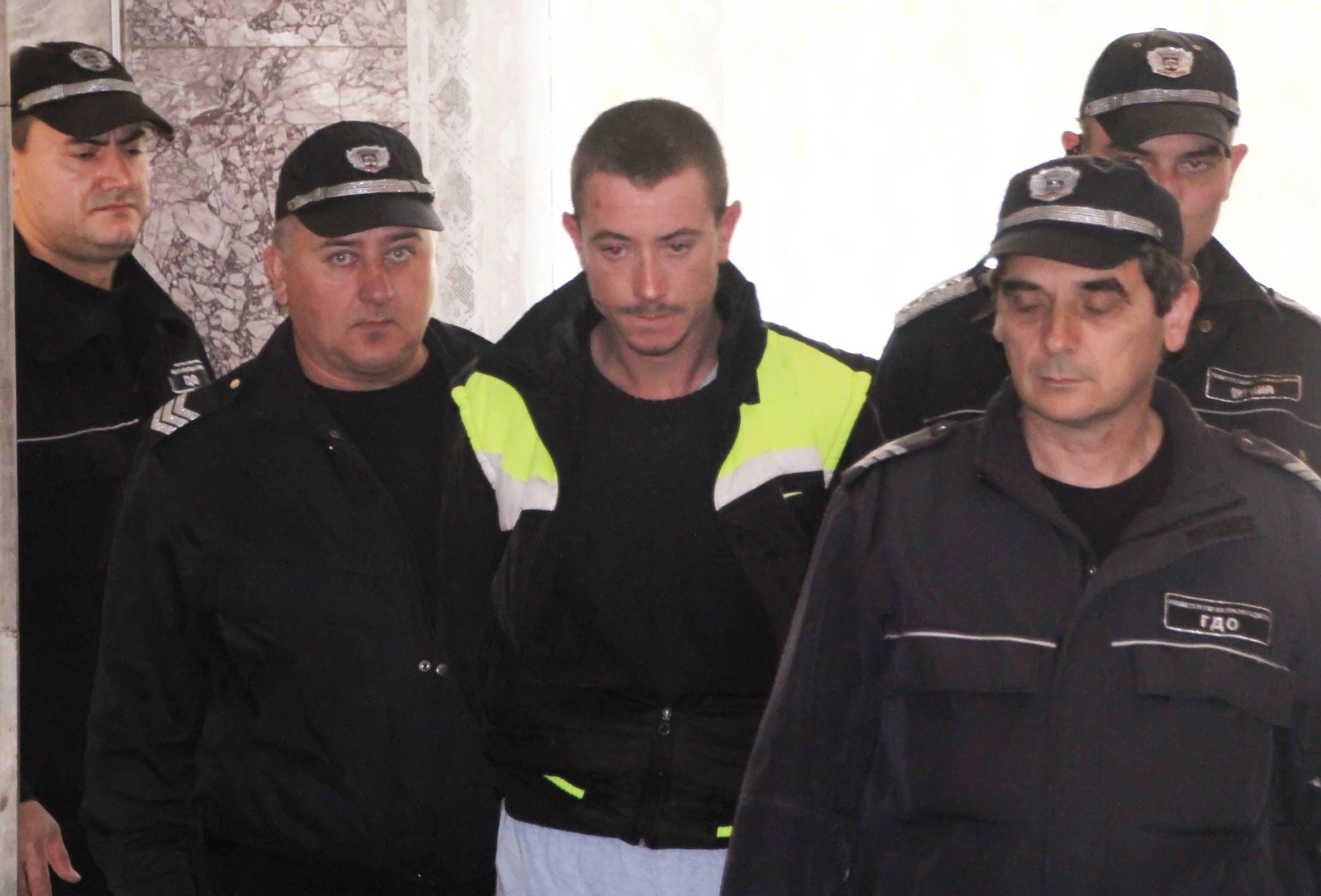 Убиецът на 16-годишната Деси влезе окован в съда (СНИМКА)
